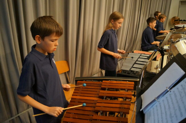 Dirigent Martial Kuhn bildet als Musiklehrer die jungen Perkussionisten gleich selber aus.