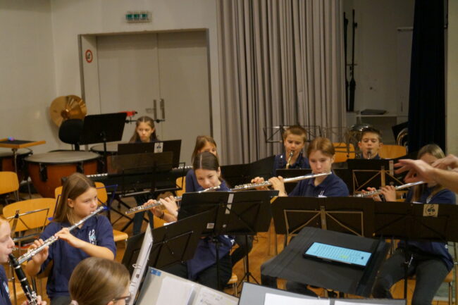 Die Smiling Band Rottal trägt fröhliche Melodien an der Konzerteröffnung bei der Ortsmusik Rüediswil vor