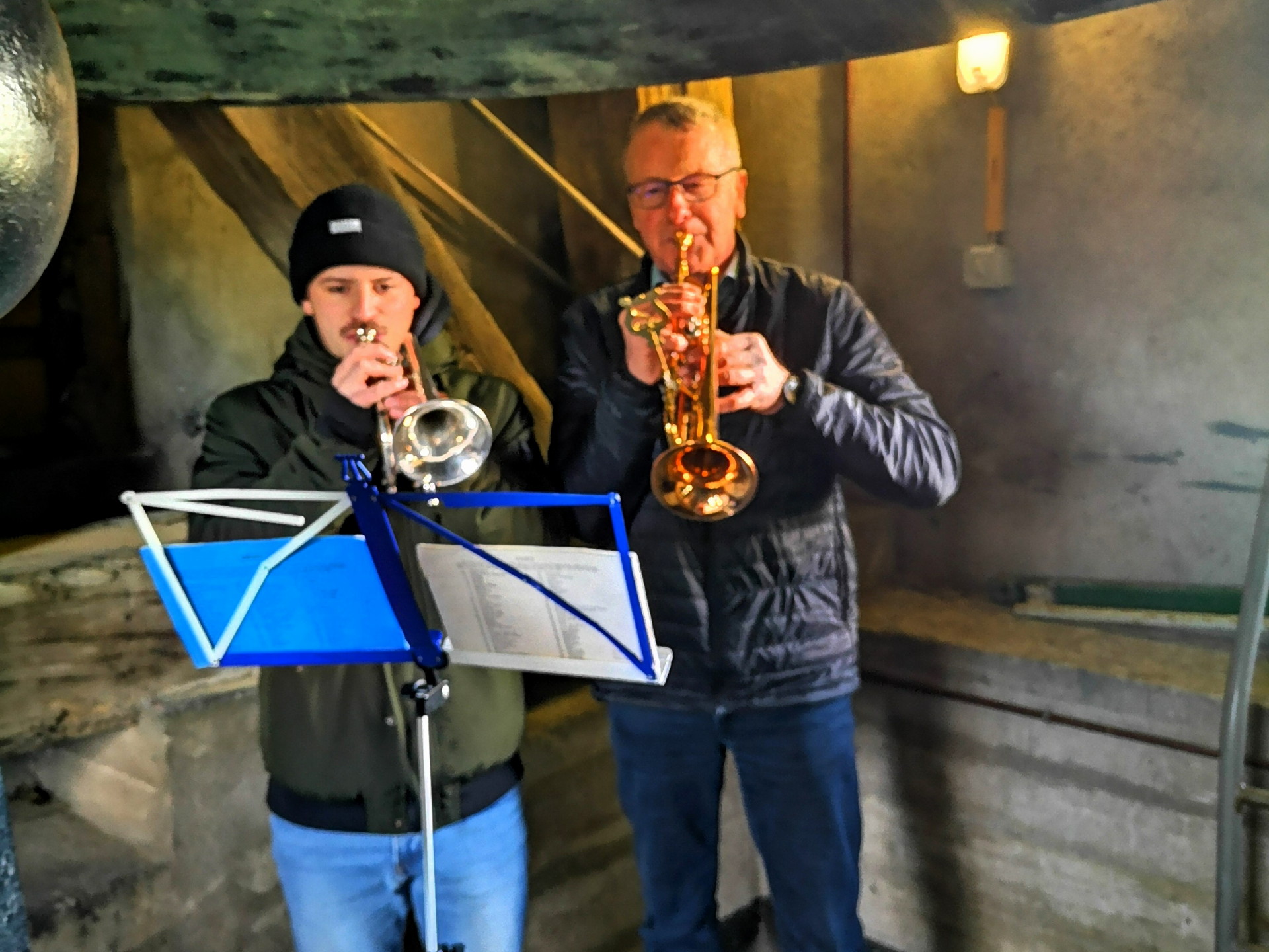 Turmmusik, Turmbläser der Ortsmusik Rüediswil. Hubert und Sepp spielen auf der Trompete Weihnachtsmelodien.