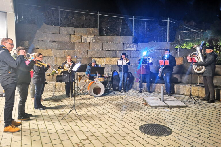 Weihnachtszauber und Turmmusik der Kleinformation der Ortsmusik Rüediswil