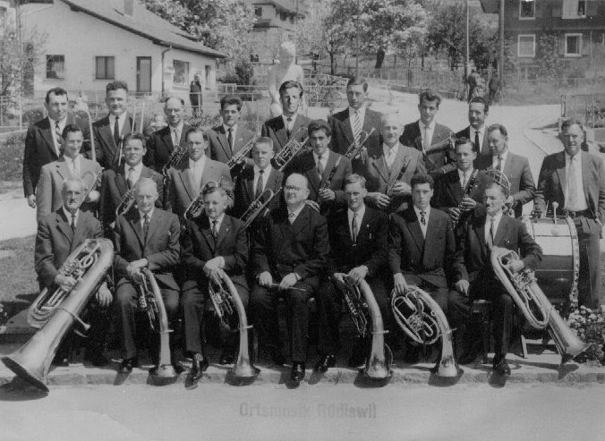 Die Gründungsmitglieder der Ortsmusik Rüediswil spielten bereits 1951 zu Ehren der Mütter. Bild zu 75 Jahre Ortsmusik