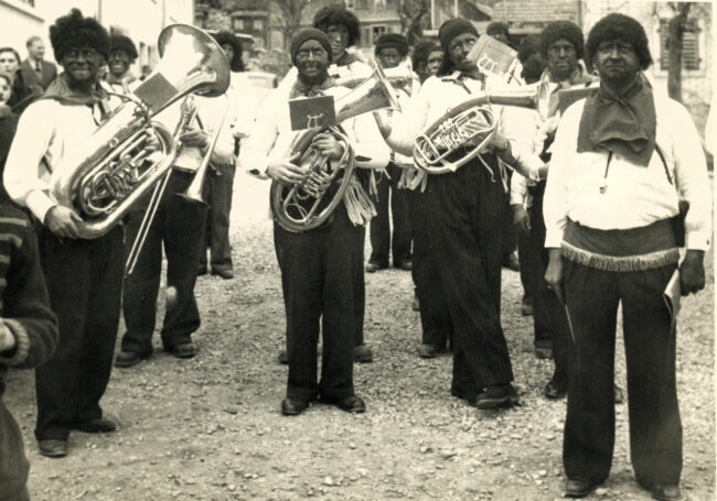 Die Ortsmusik Rüediswil war von Beginn weg an den Fasnachtsumzügen mit dabei das Bild stammt aus den Jahren um 1950.