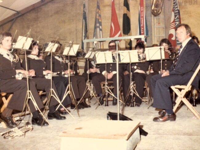 Vinzenz Waller dirigierte die Ortsmusik Rüediswil an der Teilinstrumentierung 1976