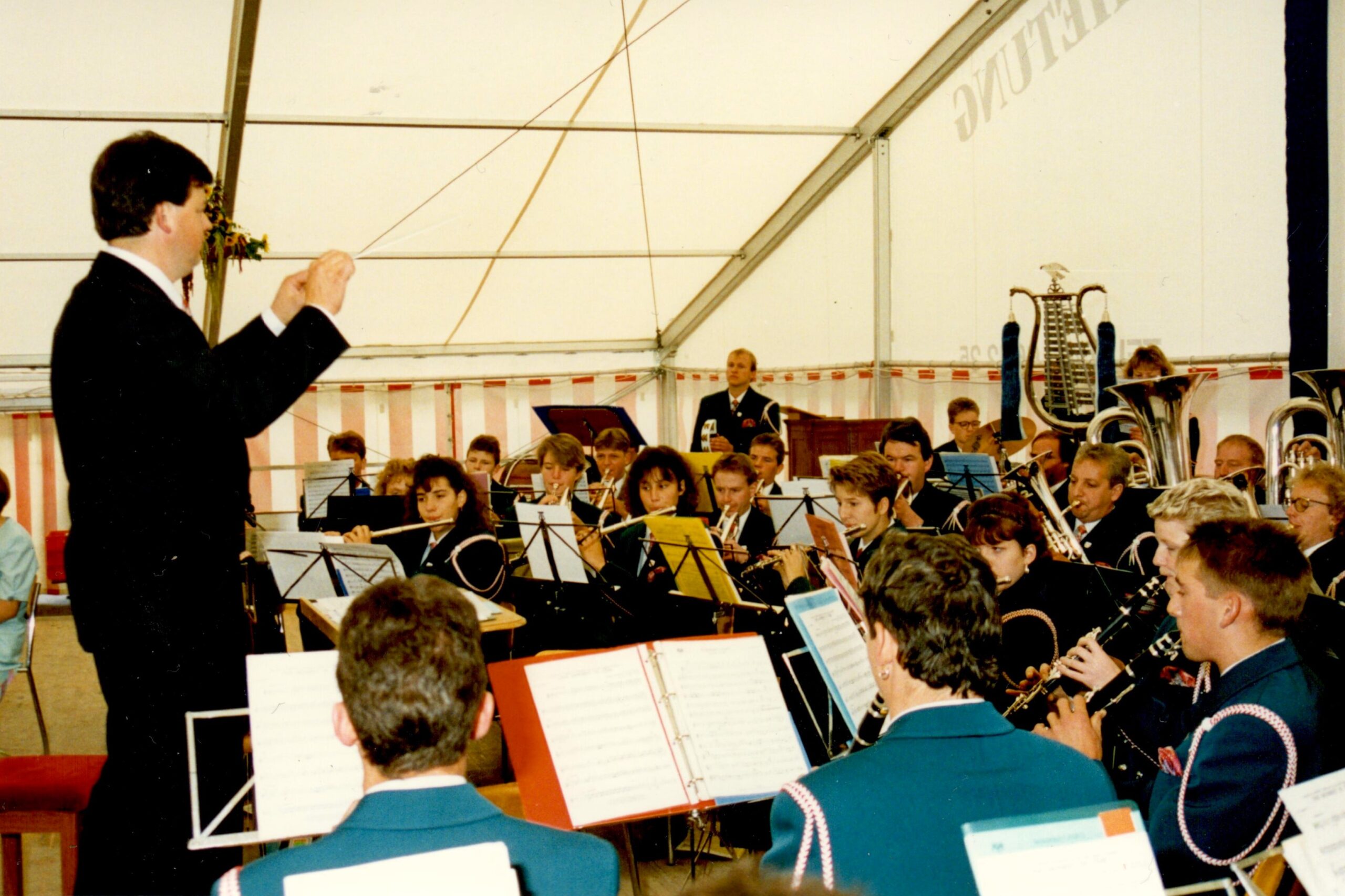 1993 weihte die Ortsmusik Rüediswil die zweite Uniform ein. Vortrag unter der Leitung von Konrad Zemp.