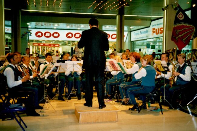Mehrere Male besuchte die Ortsmusik Rüediswil das Shopping Center Emmen und gab dort ein Ständchen.