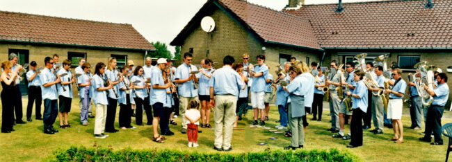 Im Jahr 2001 reiste die Ortsmusik Rüediswil zusammen mit dem Dirigenten Konrad Zemp zum befreundeten Musikverein Amicicia in den Hout (NL).