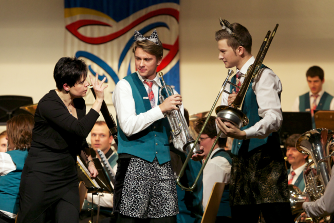Olivia Rava dirigierte das Jahreskonzert der Ortsmusik Rüediswil im 2012