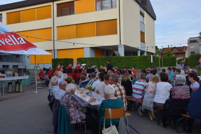 IM Juni 2017 gab die Ortsmusik Rüediswil auf dem Schulhausplatz Rüediswil ein kleines Dorfkonzert.