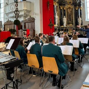 Patrick Hummel dirigierte den Gottesdienst am Palmsonntag 2024 der Ortsmusik Rüediswil in der Pfarrkirche Ruswil