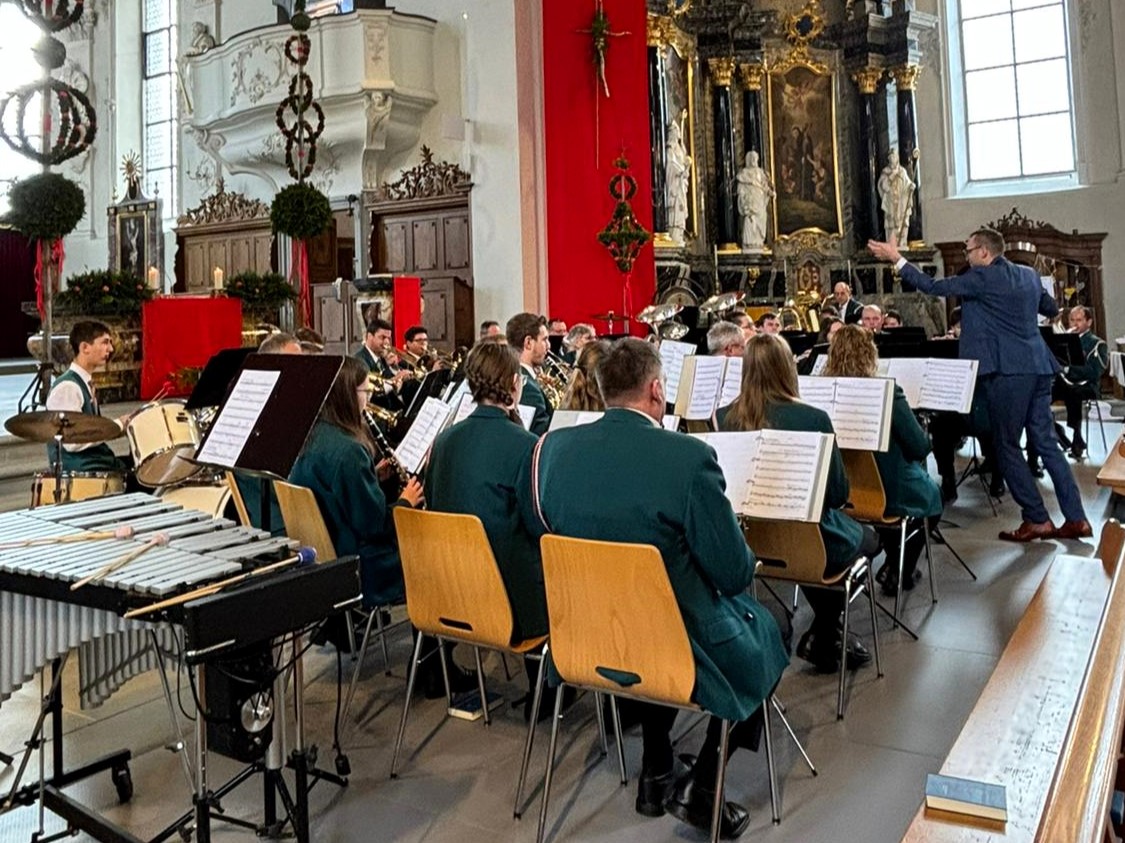 Patrick Hummel dirigierte den Gottesdienst am Palmsonntag 2024 der Ortsmusik Rüediswil in der Pfarrkirche Ruswil