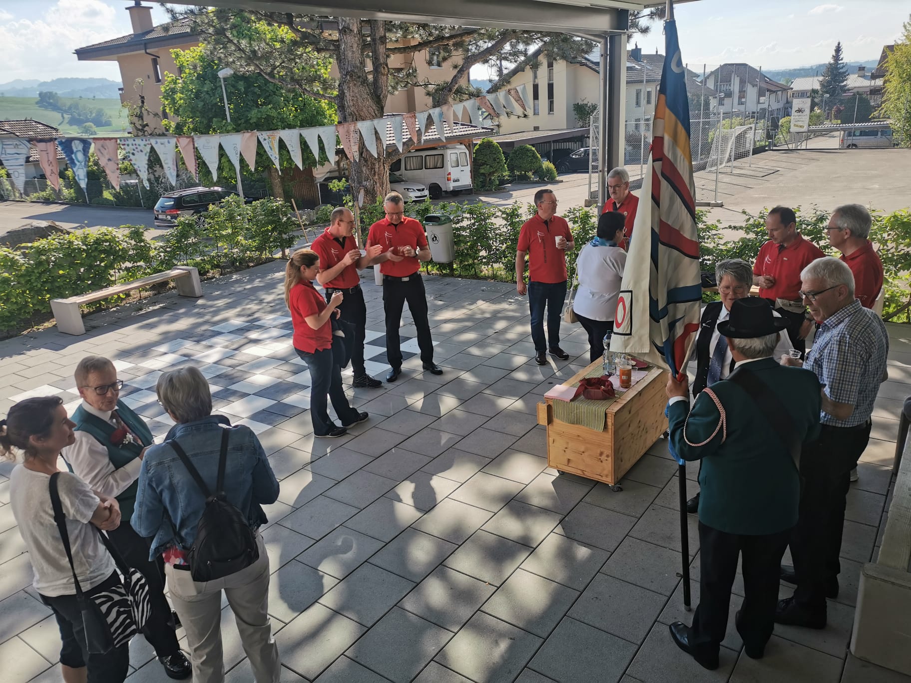 Zum Auftakt der Veteranen Ehrung trafen sich die Ortsmusikantinnen und Musikanten beim Schulhaus Rüediswil