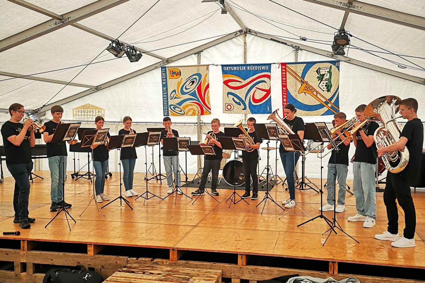 Am 22. Juni 2024 fand in Ruswil auf dem Märtplatz das zweite Blasmusik OpenAir statt. Auf dem Bild sind die Gruppe Tätsch Päng die zweiten.