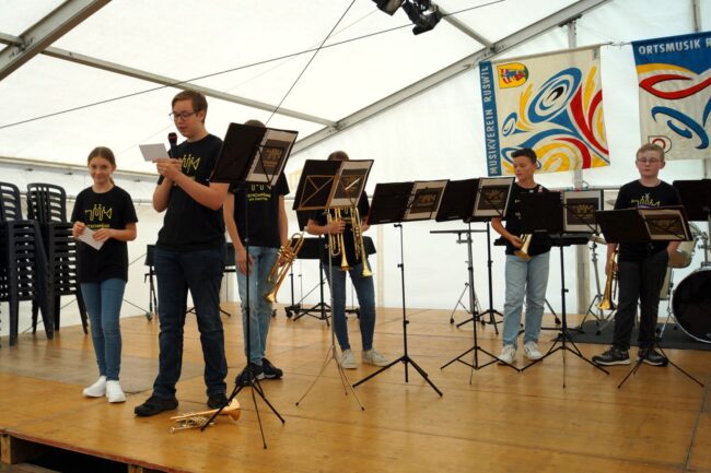 Am 22. Juni 2024 fand in Ruswil auf dem Märtplatz das zweite Blasmusik OpenAir statt. Auf dem Bild sind die Gruppe Tätsch Päng die zweiten.