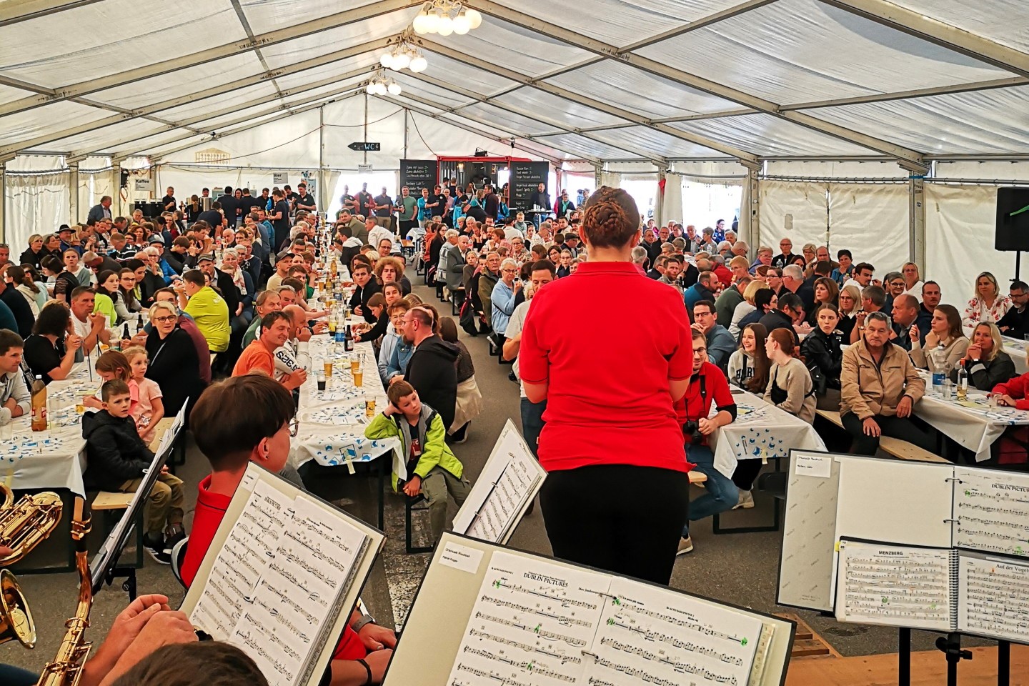 Am 22. Juni 2024 fand in Ruswil auf dem Märtplatz das zweite Musik OpenAir statt. Das Zelt war bis auf den letzten Platz gefüllt.