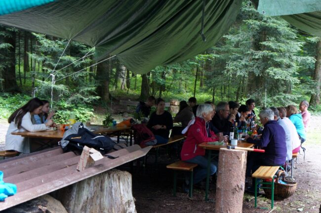 Gemütliches Beisammensein der Ortsmusik im Rüediswiler Wald