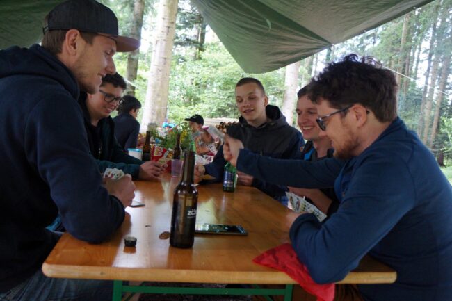 Die Ortsmusikanten geniessen den Nachmittag mit einem Jass