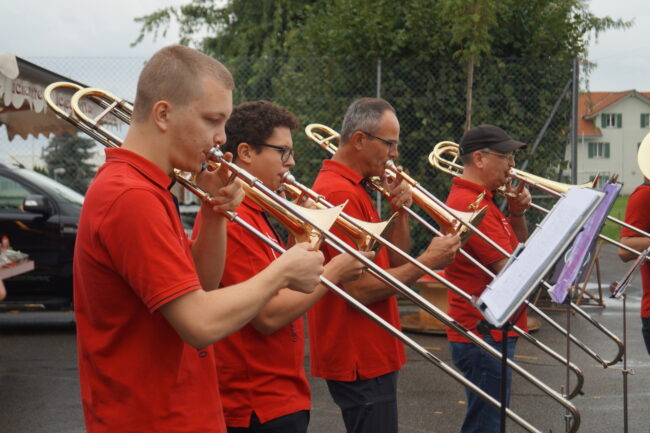 Rassige Märsche wurden von der Ortsmusik zum Apéro der Kilbi Rüediswil 2024 gespielt.