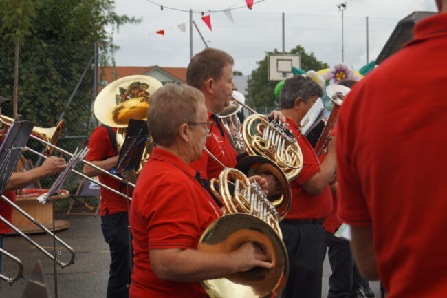 Unter der Leitung von Patrick Hummel spielte die Ortsmusik rassige Märsche.
