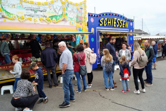 An der Kilbi Rüediswil konnten sich die Leute an zwei Schiessbuden vergnügen.