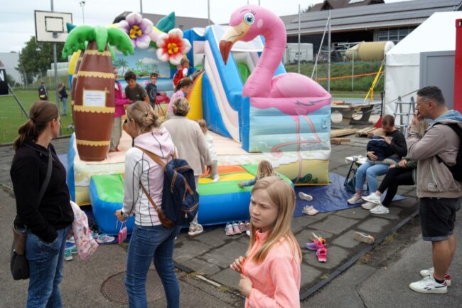 Die Pelikan Hüpfburg zog viele Kinder in ihren Bann an der Kilbi Rüediswil.