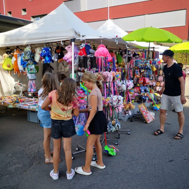 Der Marktstand an der Kilbi Rüediswil bot Spielsachen und andere nützliche Dinge an.