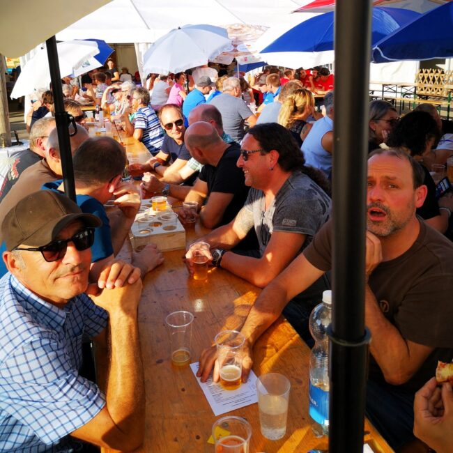 Das warme Wetter lockte zahlreiche Gäste ans Fürobebier der Kilbi Rüediswil