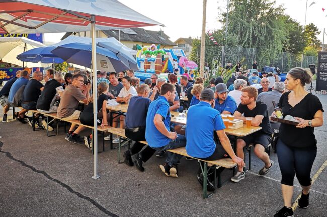Vor dem Festzelt der Kilbi Rüediswil 2024 waren die Tische gut gefüllt.