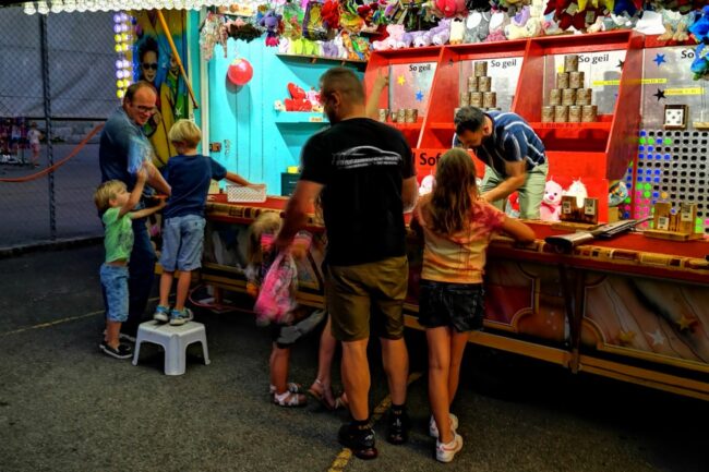 Am dem Schiessbuden vergnügten sich Jung und Alt