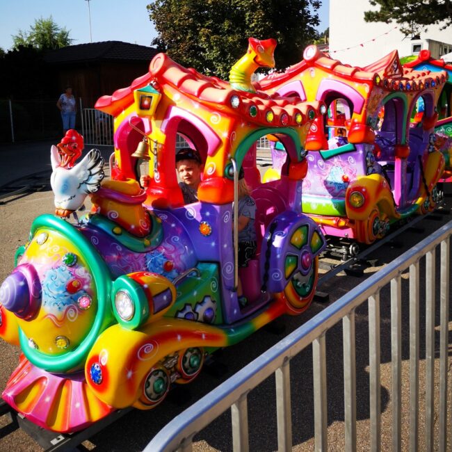 Die bunte Eisenbahn erfreute die Kinder an der Chilbi Rüediswil.