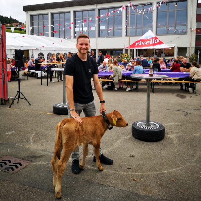 Mit etwas Verspätung konnte das Kalb Bingo an den Gewinner Pirmin Müller, Ruswil/Luzern übergeben werden.