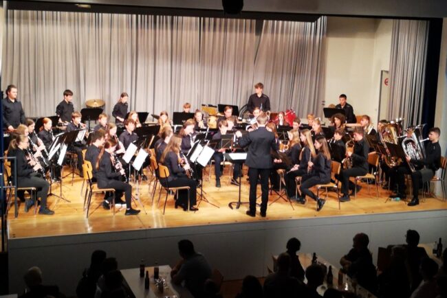 Die Jungmusik Rottal eröffnete das Konzert der Ortsmusik Rüediswil am Sonntag. 10. November 24