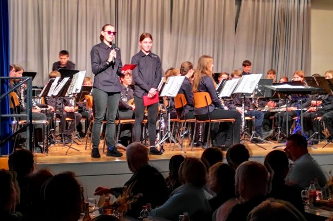 Die Jungmusik Rottal eröffnete das Konzert der Ortsmusik Rüediswil am Sonntag. 10. November 24