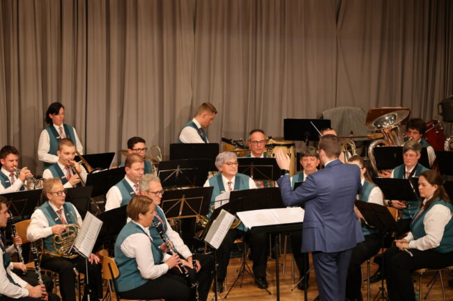 Patrick Hummel dirigiert die Ortsmusik Rüediswil am Jahreskonzerte 2024