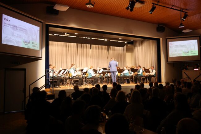 Die Ortsmusik Rüediswil spielt das Stück Puls am Jahreskonzert 2024