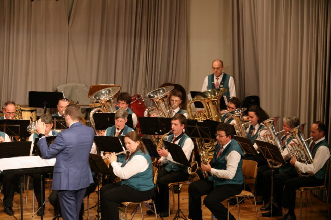 Am Wochenende vom 9./10. November 2024 trug die Ortsmusik ihre Jahreskonzerte im Pfarreiheim vor.