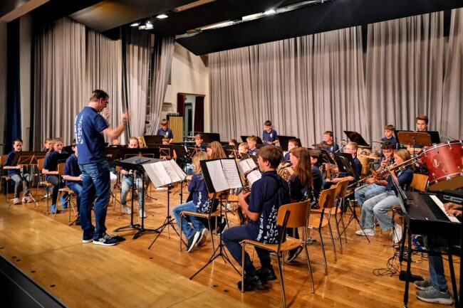 Rassiger Sound gespielt von der Smilingband Rottal am Konzert der Ortsmusik Rüediswil