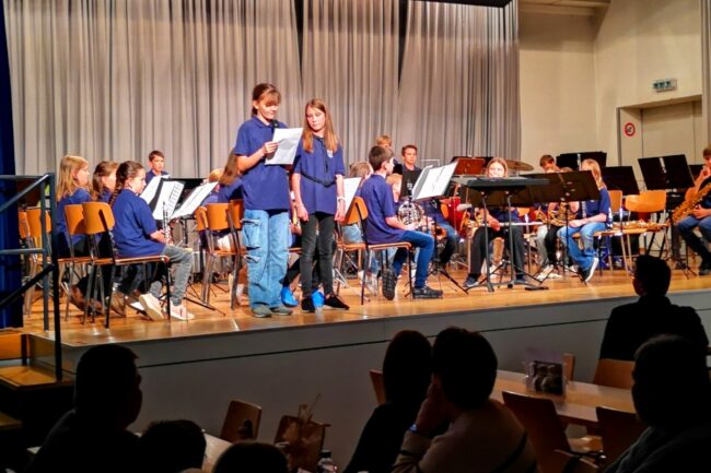 Die Smiling Band Rottal eröffnet das Jahreskonzert der Ortsmusik Rüediswil.