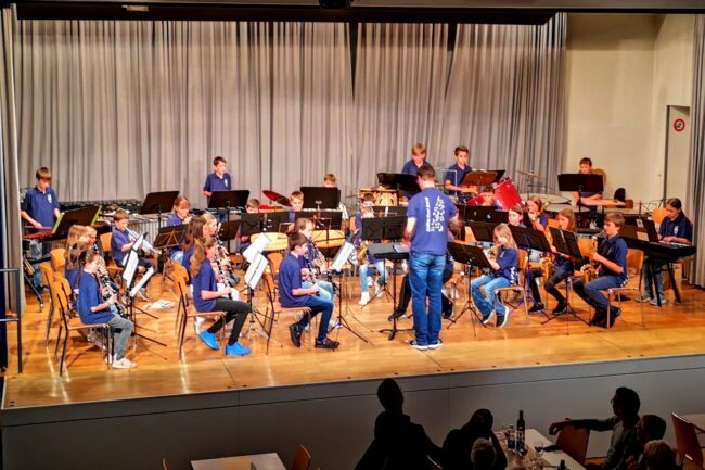 Unter der Leitung von Martial Kuhn eröffnet die Smiling Band Rottal der Event der Ortsmusik Rüediswil.