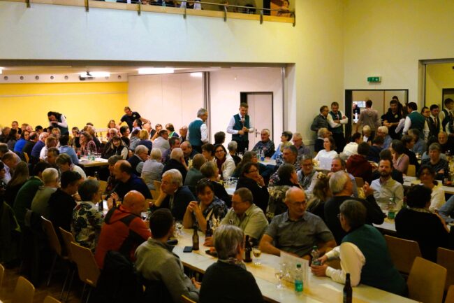 Freudig warten die zahlreichen Gäste auf die Konzerteröffnung durch die Jungmusik Rottal resp. die Smiling Band Rottal