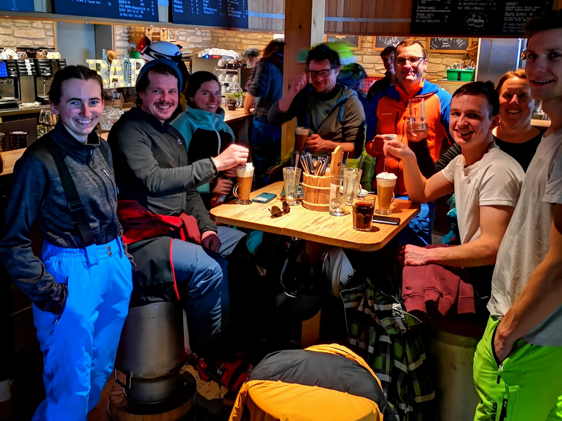 Aprés-Ski im "Gadä", der Apres-Ski-Bar des Berghaus Jochpass