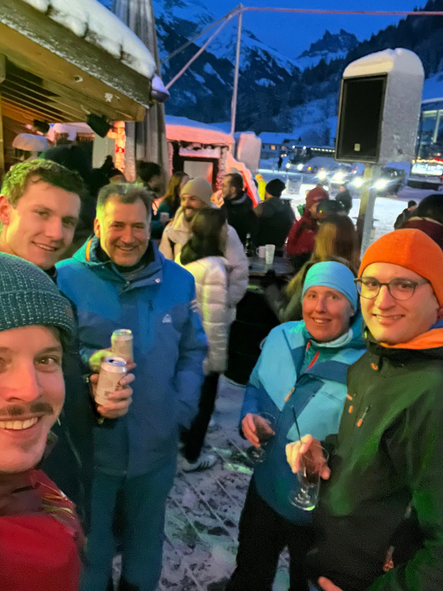 Ein letztes Getränk in der Apres-Ski-Bar «Chalet» in Engelberg