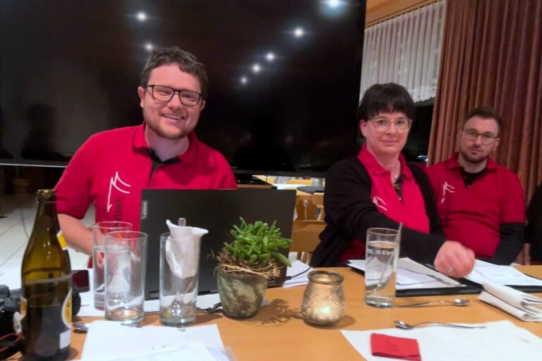 Präsident Lukas Bieri führt durch die GV 2025 der Ortsmusik Rüediswil. Die Generalversammlung 2026 findet am 30. Januar statt