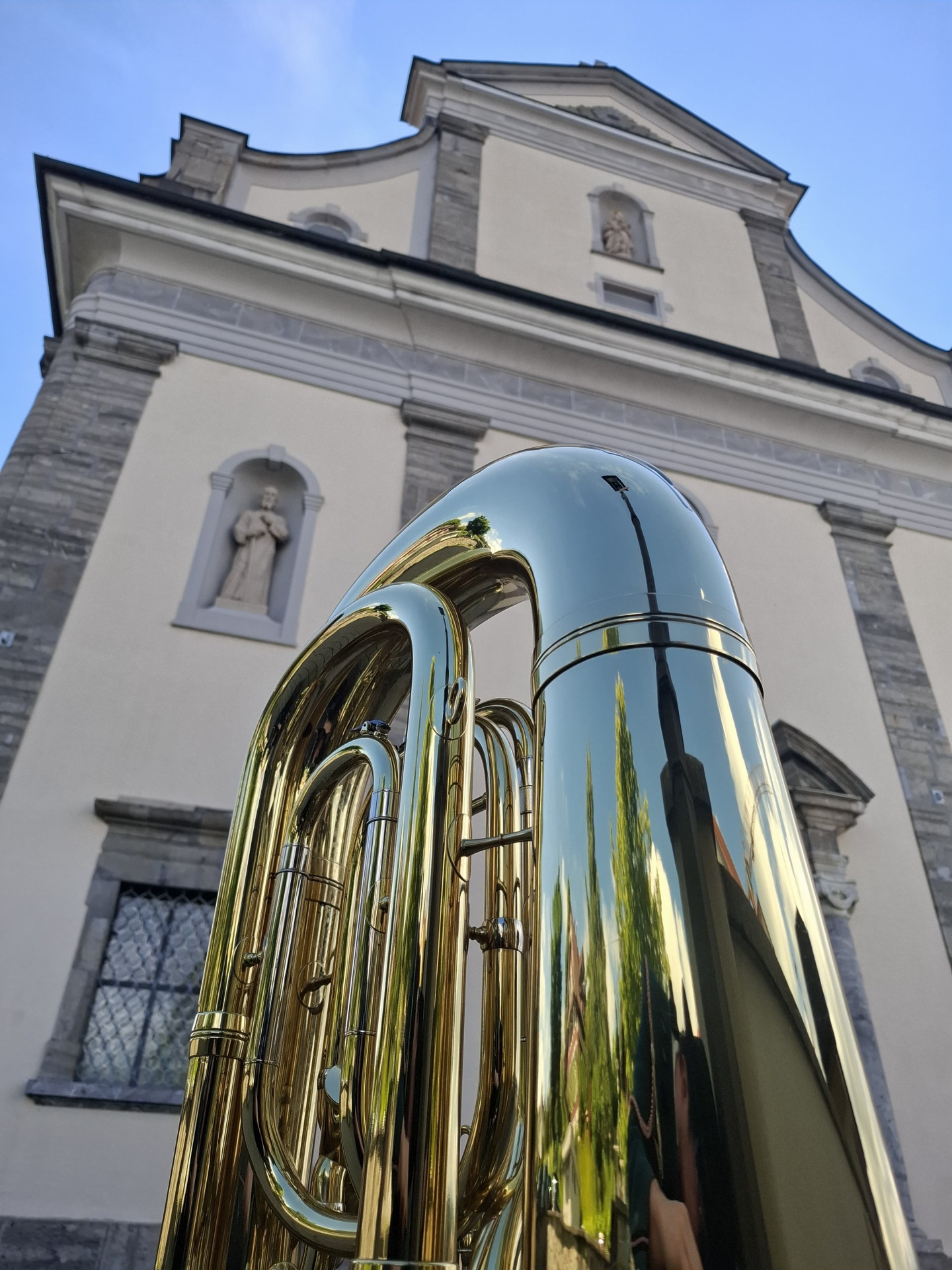 Tuba der Ortsmusik Rüediswil vor der Kirche Ruswil