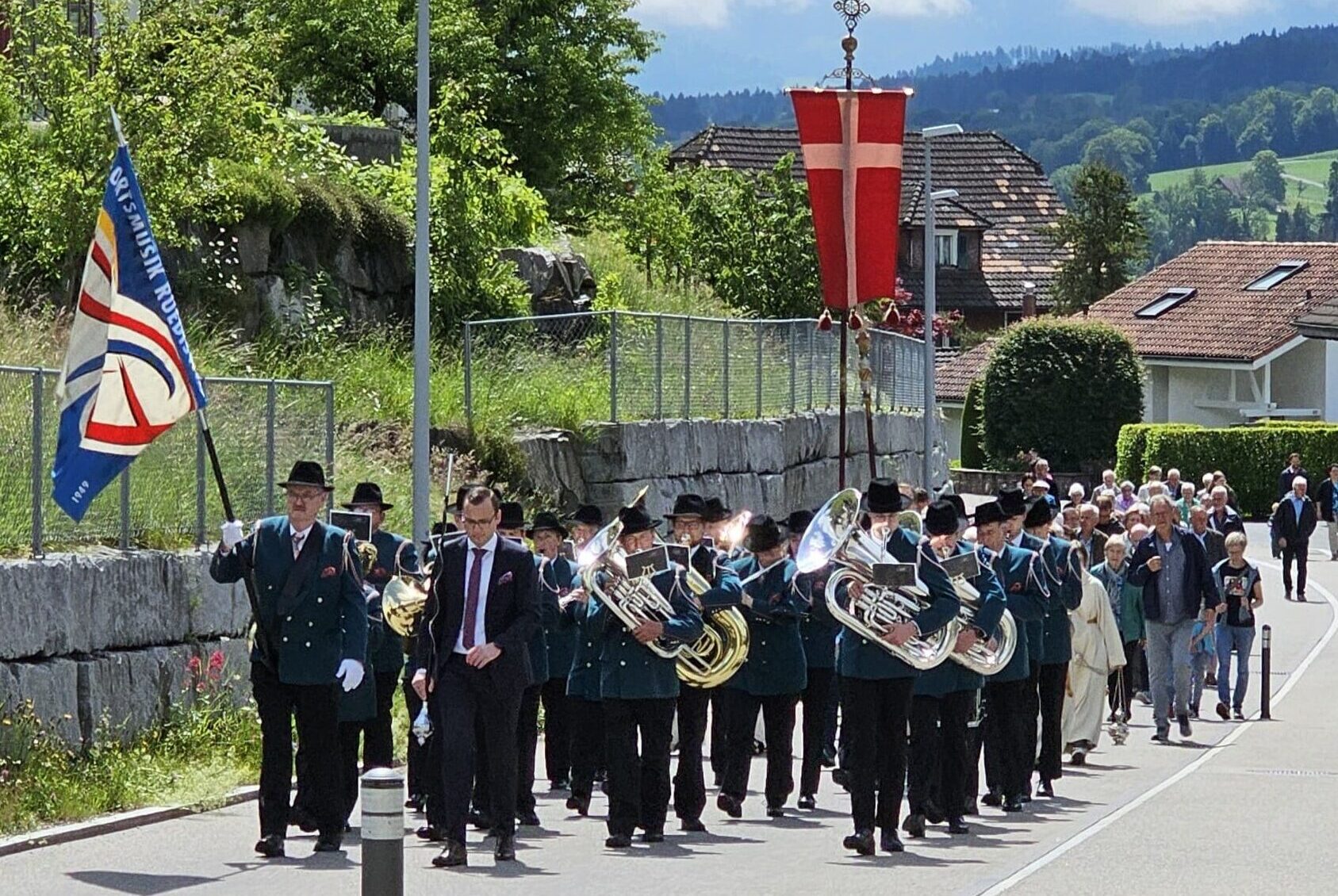 Auffahrtsprozession 2025 begleitet von der Ortsmusik Rüediswil von der Pfarrkirche Ruswil zur Kapelle im Aesch.