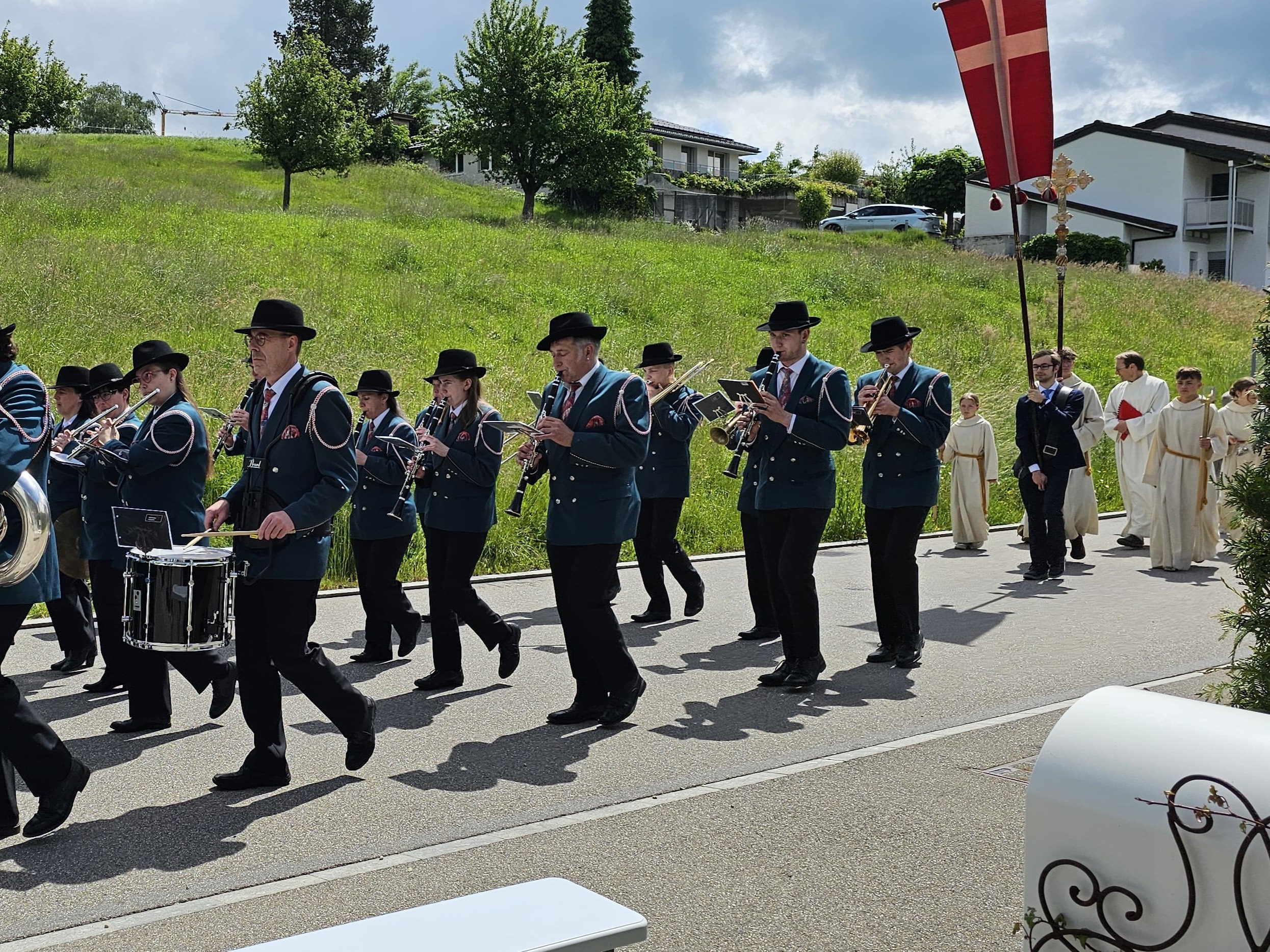 Ministranten und Ministrantinnen der Kirche Ruswil erreichen die Aesch Kapelle an der Auffahrtsprozession.
