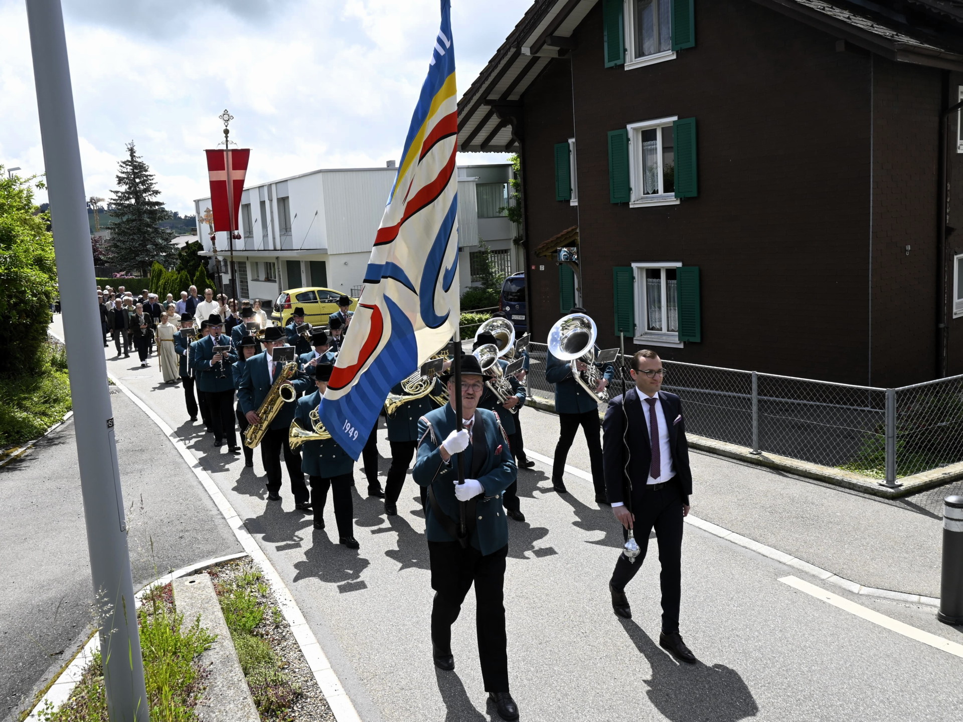 Auffahrtsprozession 2025 begleitet von der Ortsmusik Rüediswil von der Pfarrkirche Ruswil zur Kapelle im Aesch.
