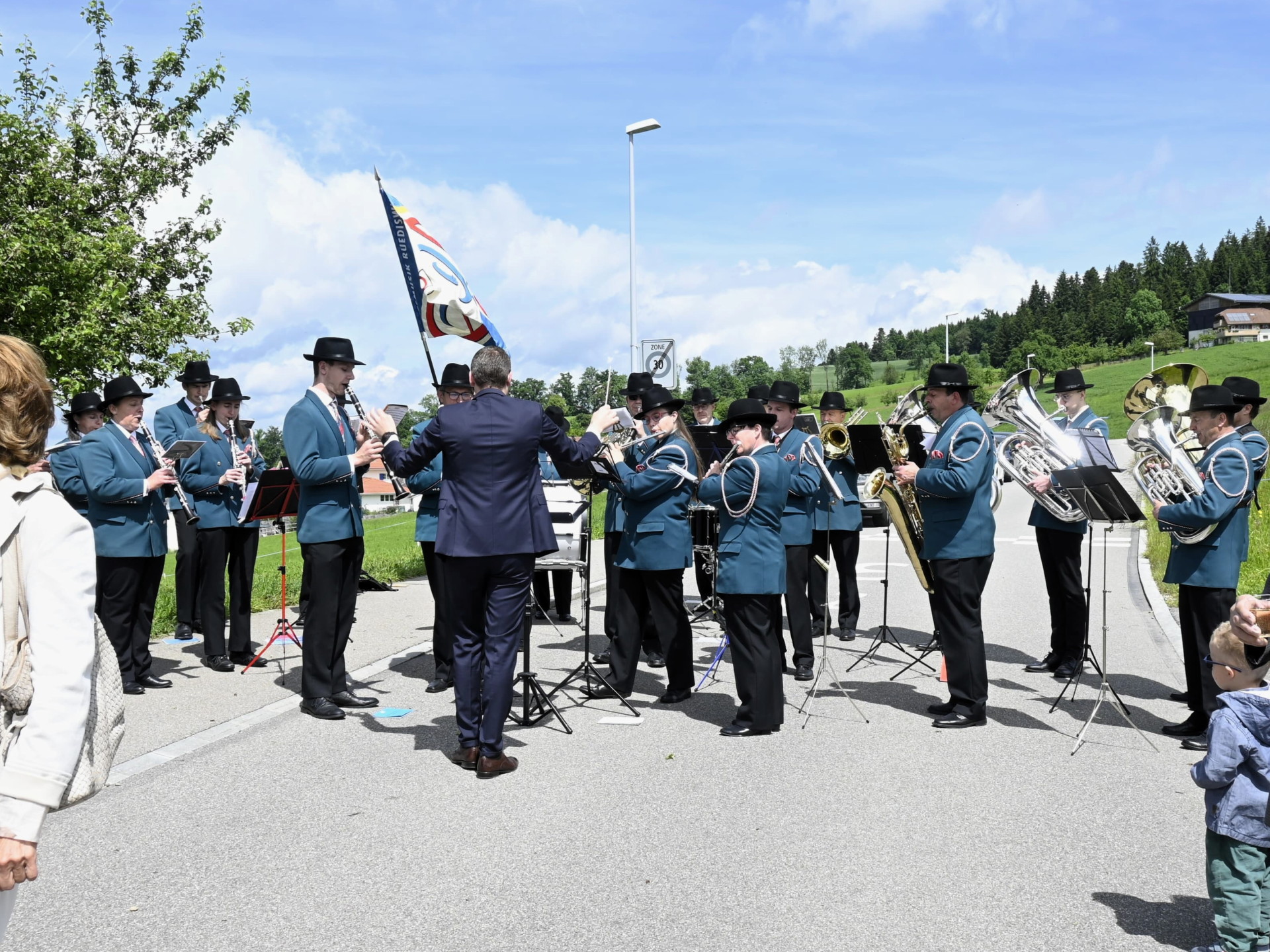 Ständli der Ortsmusik Rüediswil während des Aperos.