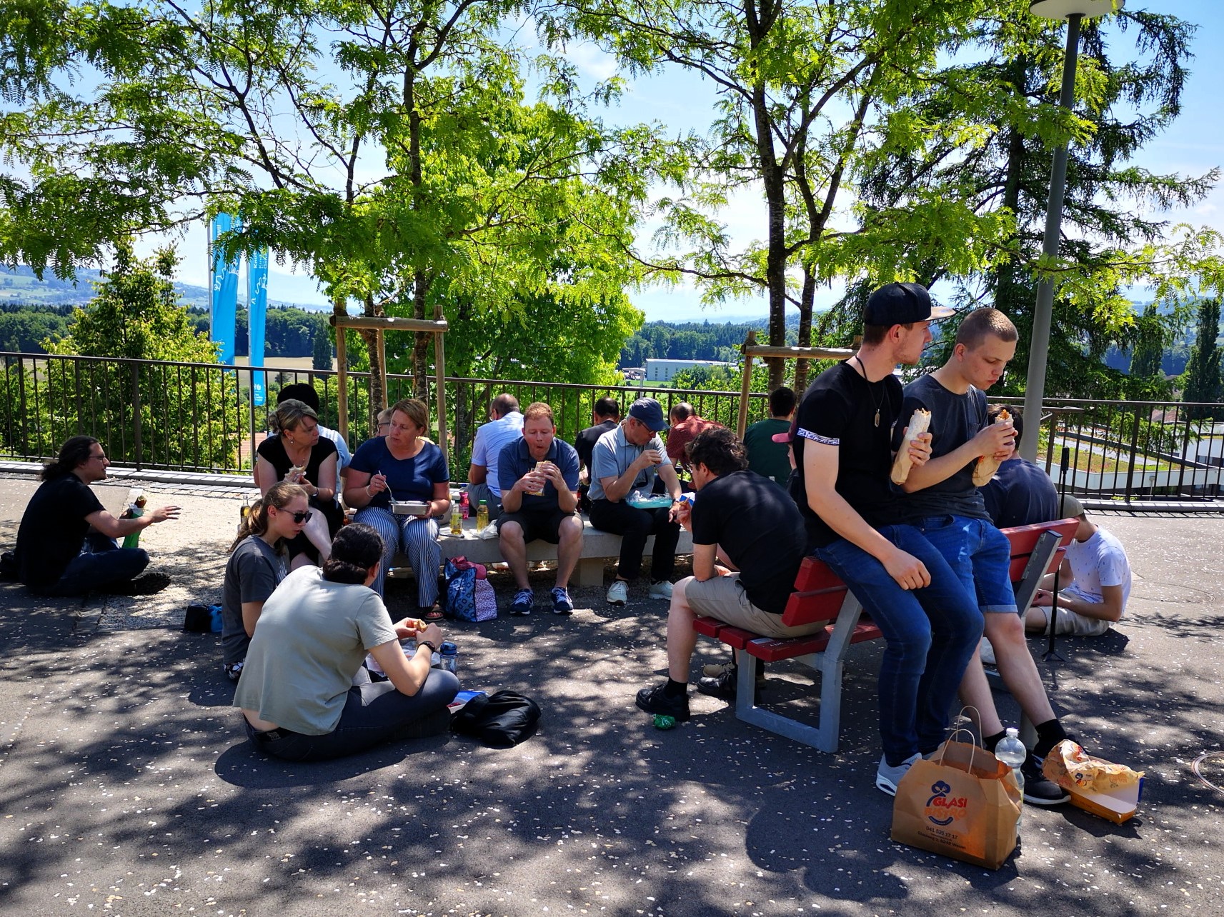 Am Probesamstag verpflegte sich die Ortsmusik am Mittag im Freien.