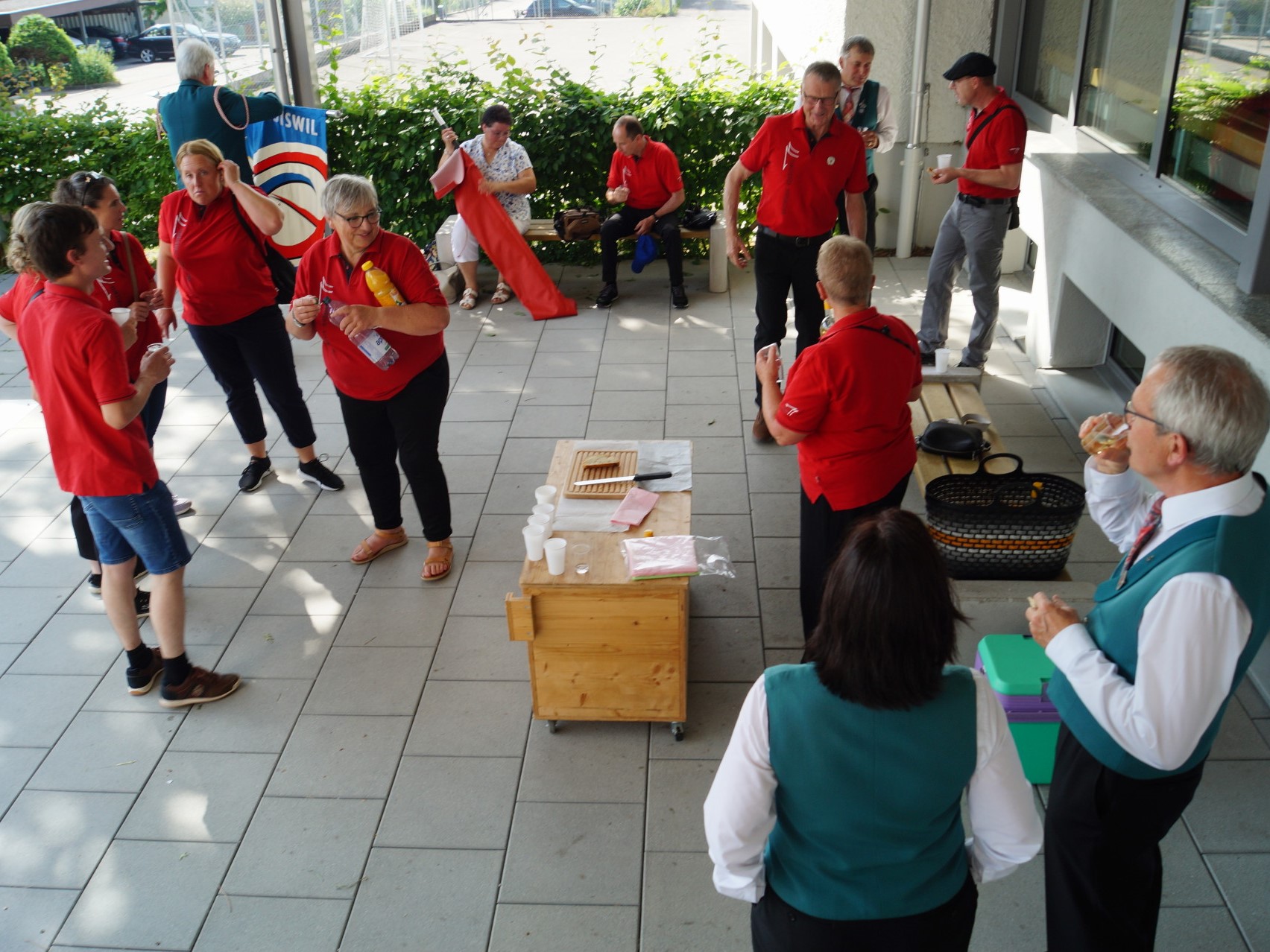 Vor der Abreise an die Veteranenehrung in Sursee spendierte die Ortsmusik Rüediswil ein feines Apéro.