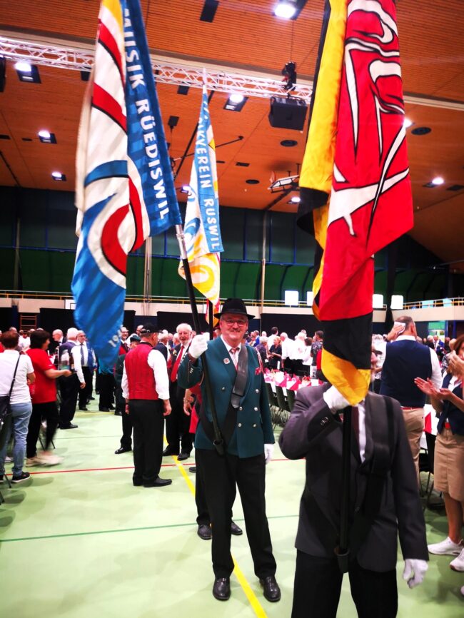 Stolz schreitet der Fähnrich der Ortsmusik Rüediswil in die Stadthalle Sursee zur Veteranenehrung.